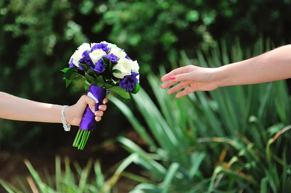 Marié donne à sa mariée un bouquet — Photo