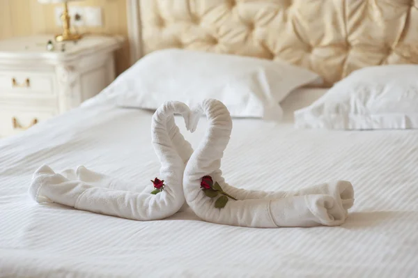 Decoration beds in the hotel two swans and heart of polotets — Stock Photo, Image