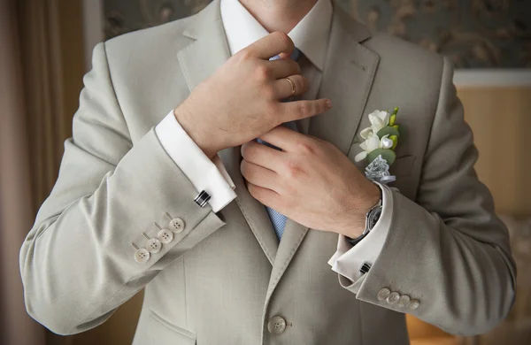 新郎は、ネクタイをまっすぐに設定 — ストック写真
