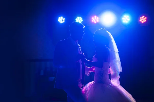 Silhouette dancing bride and groom — Stock Photo, Image
