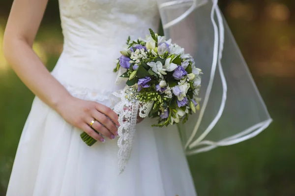Bouquet nelle mani della sposa — Foto Stock