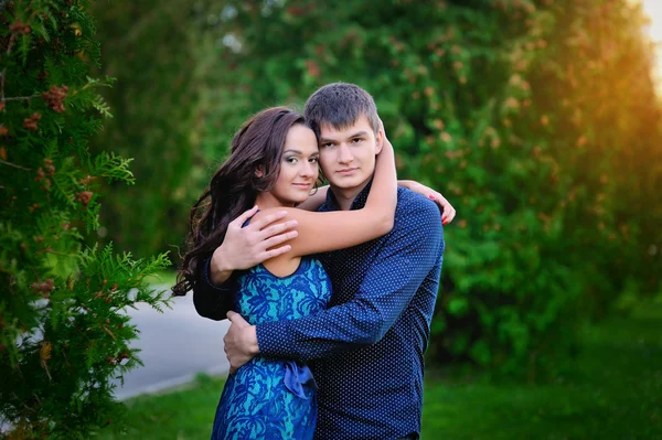 Young happy smiling attractive couple together outdoors — Stock Photo, Image