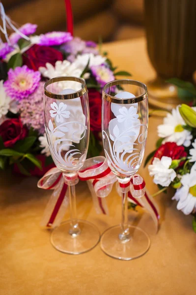 Iki boş düğün şampanya bardakları — Stok fotoğraf