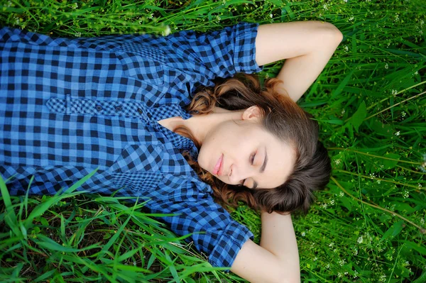 Mädchen schläft auf dem Gras — Stockfoto