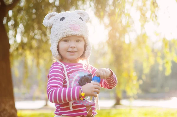 Ragazza con un cappello sul sole al tramonto — Foto Stock