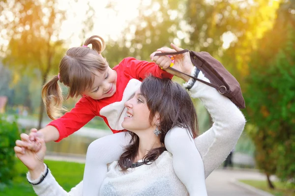 Hija con su madre en otoño — Foto de Stock