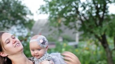 bir yaz gününde dışında çocuk ile genç anne