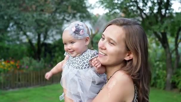 Молода мати з дитиною на вулиці в літній день — стокове відео