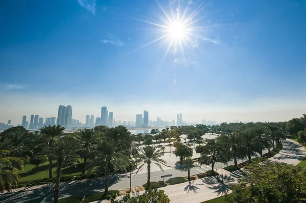 Park z widokiem na miasto, Zjednoczone Emiraty Arabskie — Zdjęcie stockowe