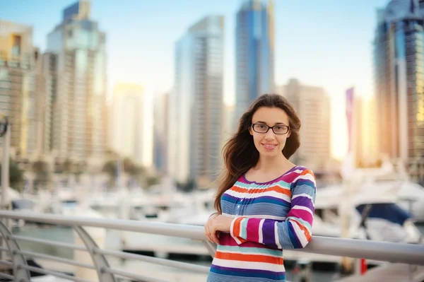 Chica en el fondo de los rascacielos —  Fotos de Stock