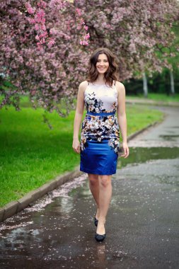 Çiçek açan ağaçtaki güzel bahar kızı 