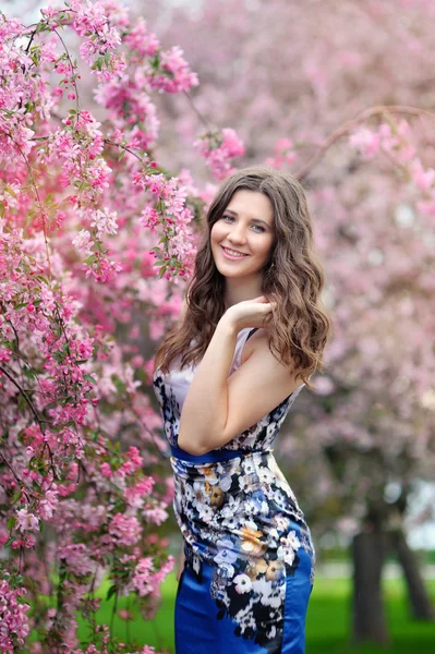 Menina bonita com flores — Fotografia de Stock