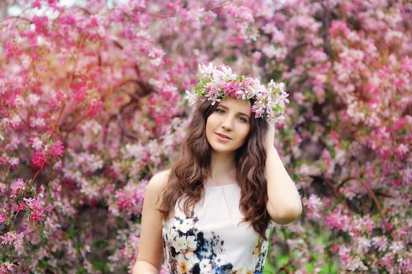 Schönes Mädchen mit Blumen im Haar. Frühling. — Stockfoto