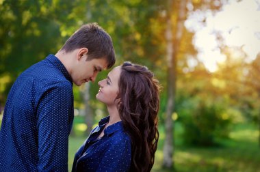 seven genç genç çift gözleri açık havada kapalı sarılma 