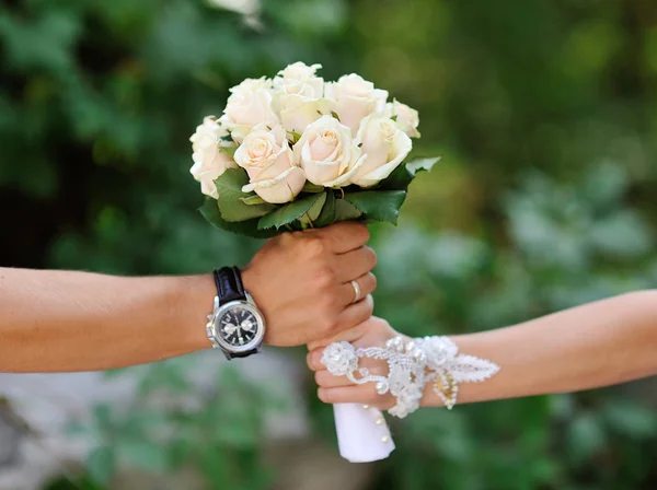 白色婚礼花束的新娘和新郎手中的玫瑰. — 图库照片
