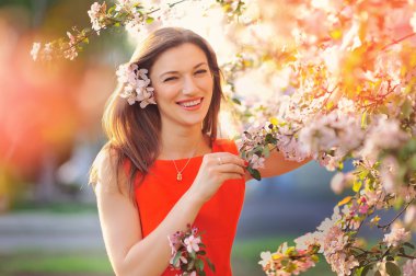 mutlu kadın özgürlük ve yaşam Park bahar keyfi. 