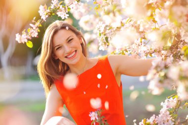 Çiçek açan bahçede güzel bir kadın 