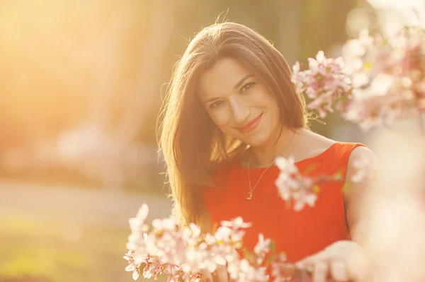 Menina bonita com flores de primavera — Fotografia de Stock