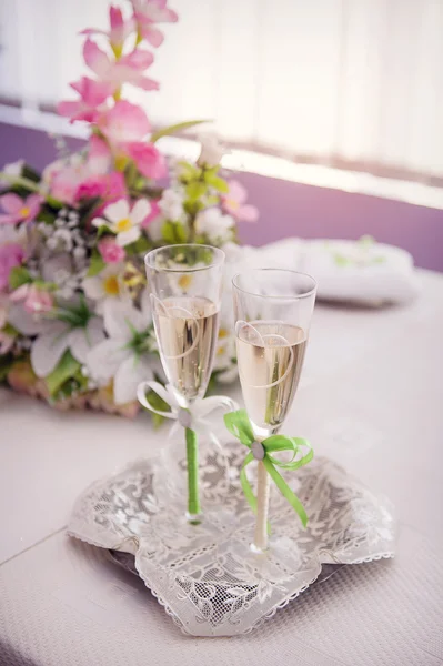Due bicchieri da sposa sul tavolo — Foto Stock