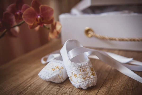 Zapatos de bebé blancos —  Fotos de Stock