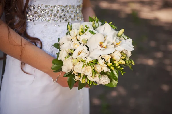 Svatební kytice z bílých růží — Stock fotografie