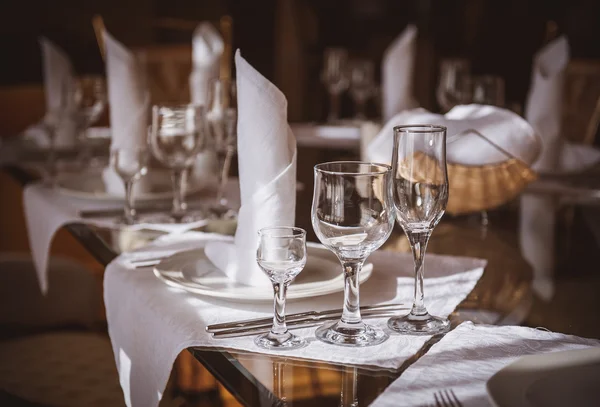 Empty glasses set in restaurant — Stock Photo, Image