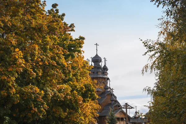 Tradiční dřevěný kostel v Les, město svjatogorsk, Ukrajina — Stock fotografie