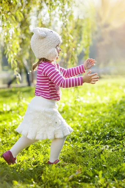 Mädchen läuft im Park — Stockfoto