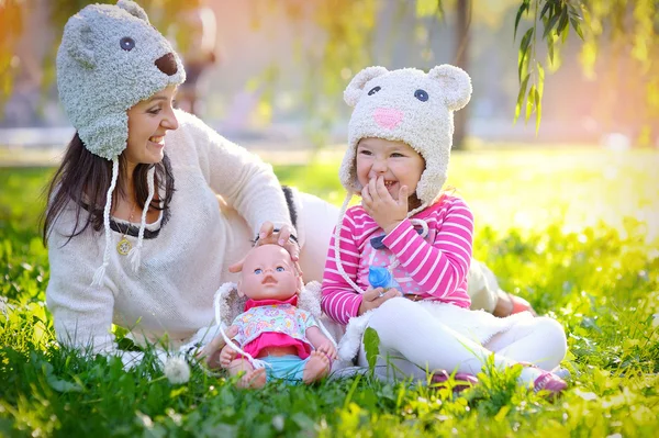 Мать и дочь в вязаных шляпах медведи в парке — стоковое фото