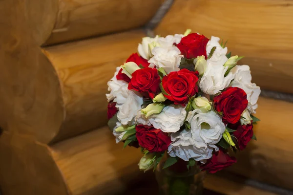 Красивий весільний букет з червоних троянд . — стокове фото