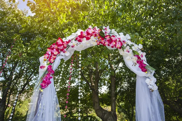 Arco para a cerimónia de casamento. Composição florística em vintage — Fotografia de Stock