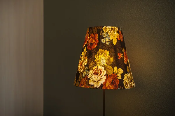 Lampe de table fleur sur chambre — Photo