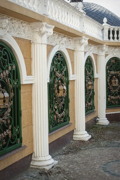 古典的な列柱廊玄関の行 — ストック写真