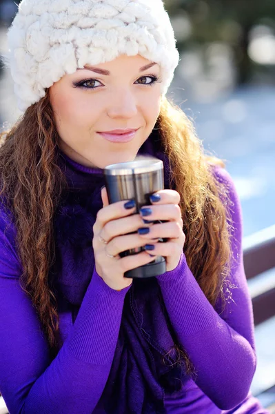 Chica bebiendo té caliente en el bosque de invierno, de cerca — Foto de Stock