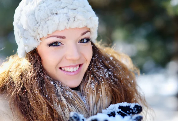 Jolie femme caucasienne dans un parc d'hiver — Photo