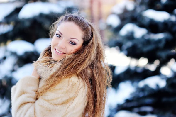 Flicka leker med snö i parken — Stockfoto