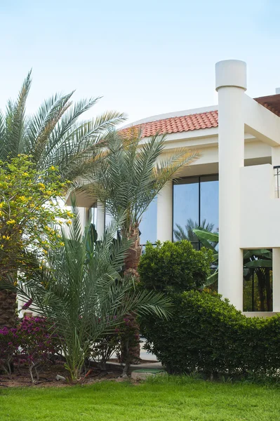 Hotel facade in Egypt With palm trees — Stock Photo, Image