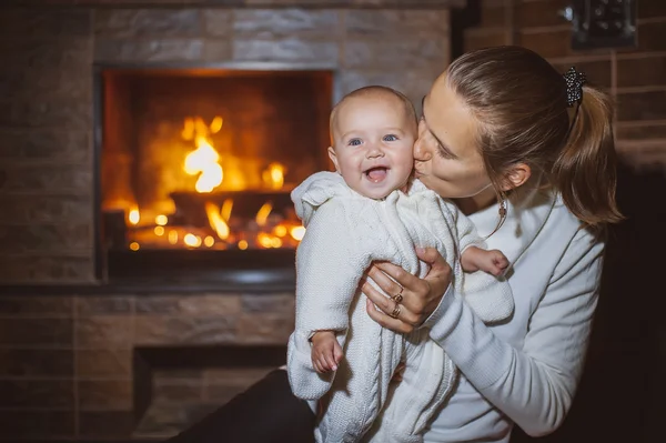 Madre con su hija en la chimenea —  Fotos de Stock