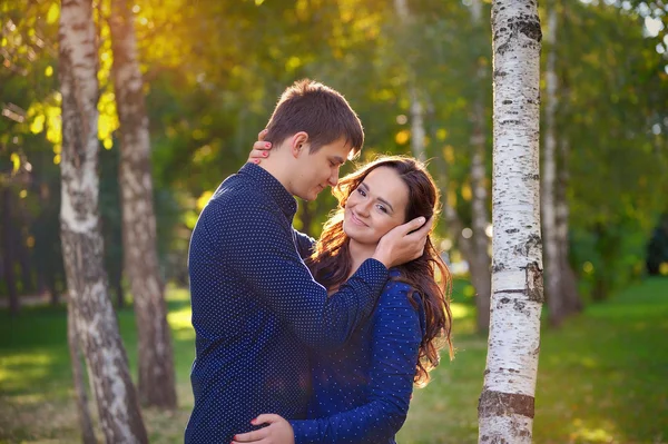 Man and woman in the park in autumn — Stock Photo, Image