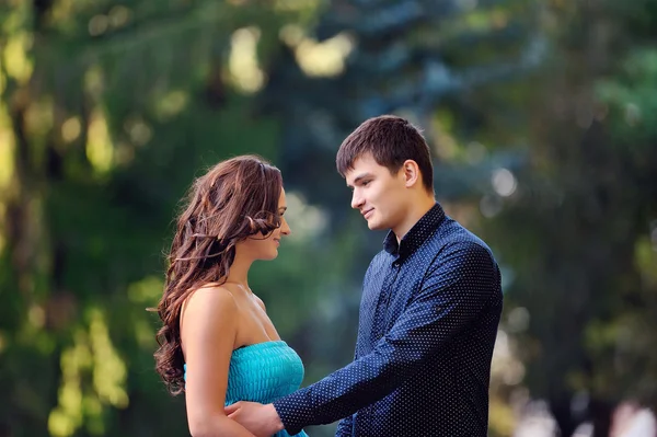 Man and woman in the park — Stock Photo, Image