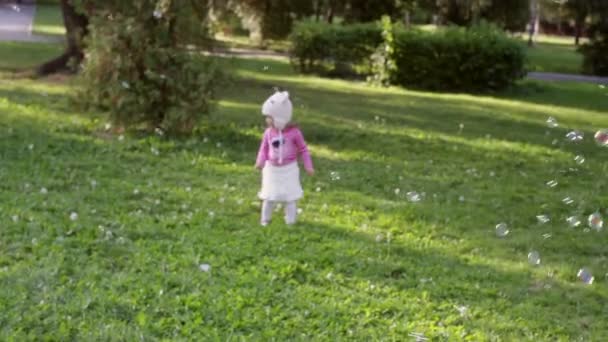 Fille courant dans le parc — Video