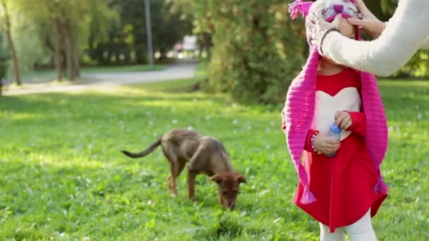 Dochter met haar moeder in de herfst — Stockvideo