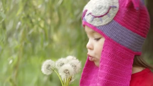 Gyönyörű nevető kis kisgyermek lány egy piros kabát — Stock videók