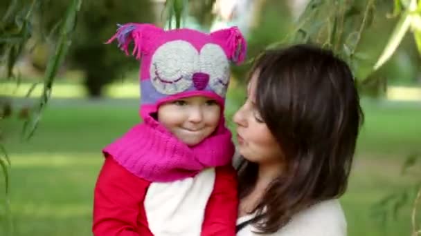 她与母亲在秋的女儿 — 图库视频影像