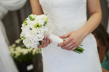 Gelinin ellerinde buket 
