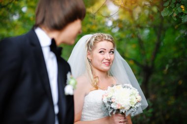 omzunun bakarak ve gülümseyen güzel gelin