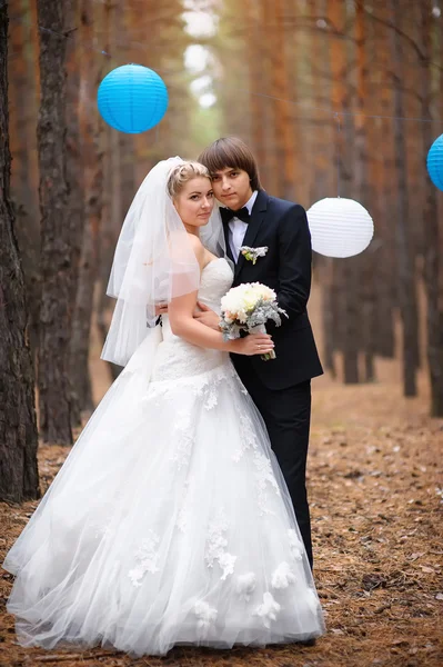 Glückliche Braut und Bräutigam zur Hochzeit — Stockfoto