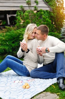 Mutlu çifte bir sonbahar parkta çay içme 