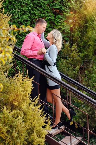 Romántico adolescente pareja por árbol en otoño parque — Foto de Stock