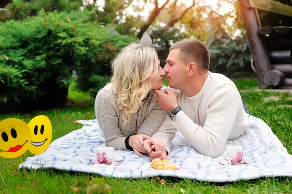 Couple outdoors enjoying a summery day looking happy — Stock Photo, Image